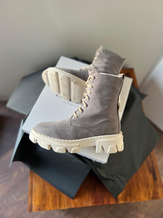 Bocanci cu siret, din piele naturala gri velur. [1]