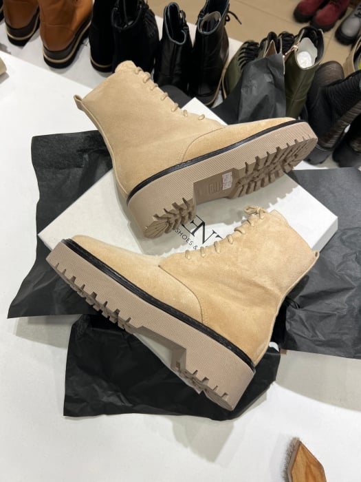 Bocanci cu siret, din piele naturala intoarsa bej si talpa bej cu rama neagra [4]