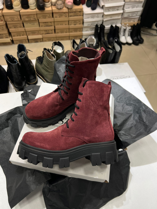 Bocanci cu siret, din piele naturala intoarsa visinie. [1]