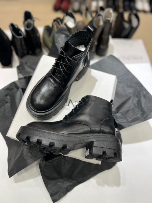 Bocanci cu siret, din piele naturala neagra . [3]