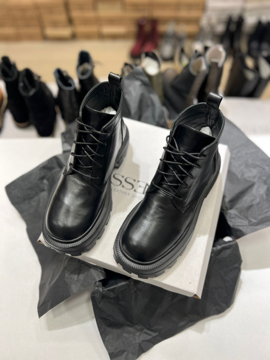 Bocanci cu siret, din piele naturala neagra . [4]