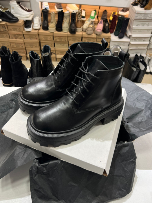 Bocanci cu siret, din piele naturala neagra . [1]