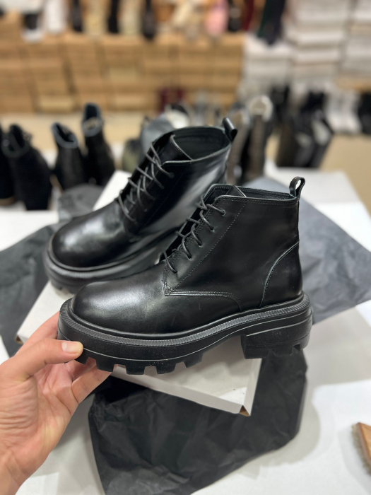 Bocanci cu siret, din piele naturala neagra . [2]