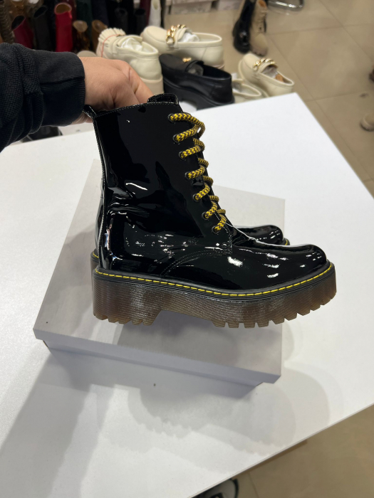 Bocanci cu siret, din piele naturala neagra lacuita. [2]