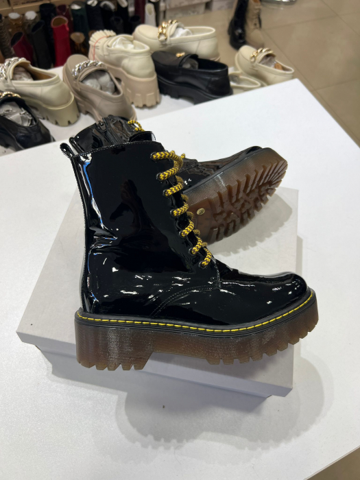 Bocanci cu siret, din piele naturala neagra lacuita. [3]