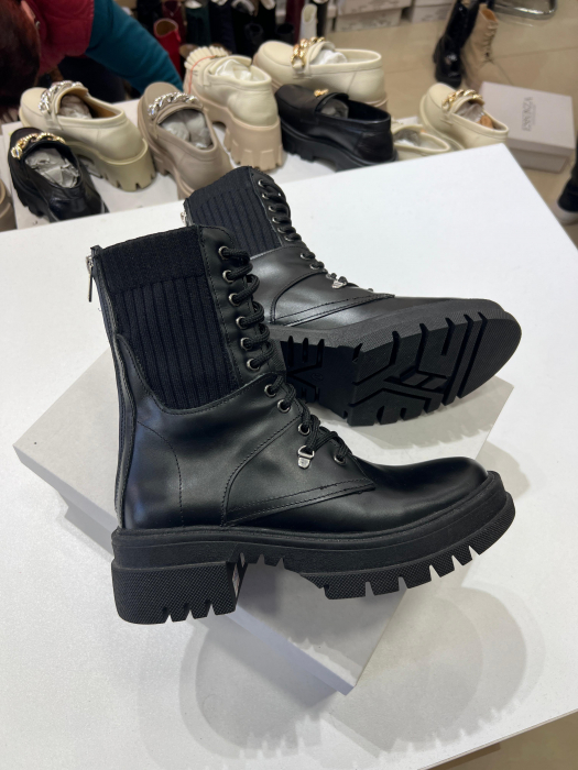 Bocanci cu siret, fermoar si capse metalice aurii, din piele naturala neagra [3]