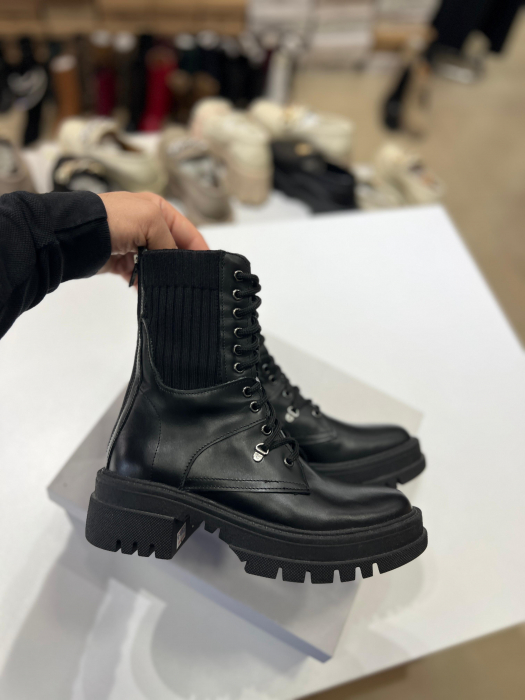 Bocanci cu siret, fermoar si capse metalice aurii, din piele naturala neagra [2]