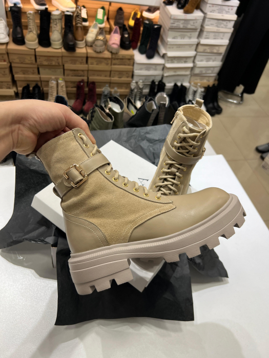 Bocanci cu siret si bareta cu catarama , din piele naturala. [5]