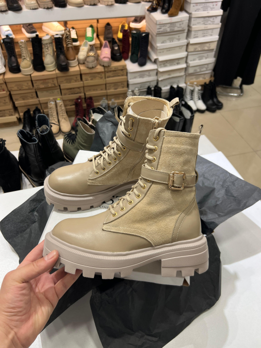 Bocanci cu siret si bareta cu catarama , din piele naturala. [2]