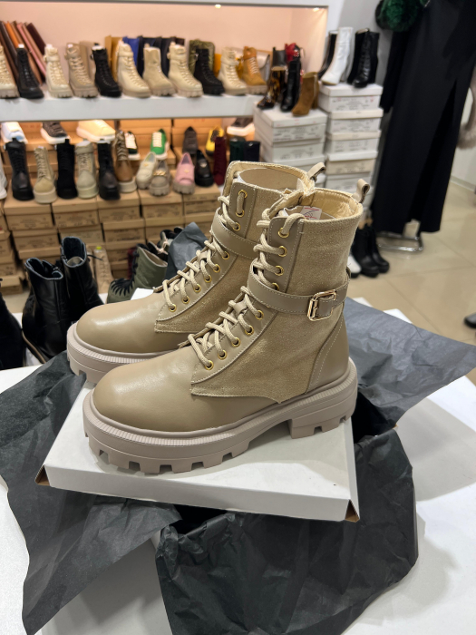 Bocanci cu siret si bareta cu catarama , din piele naturala. [1]