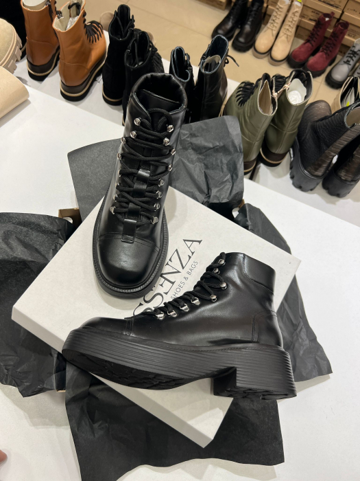 Bocanci cu siret si capse metalice, din piele naturala neagra .  [4]