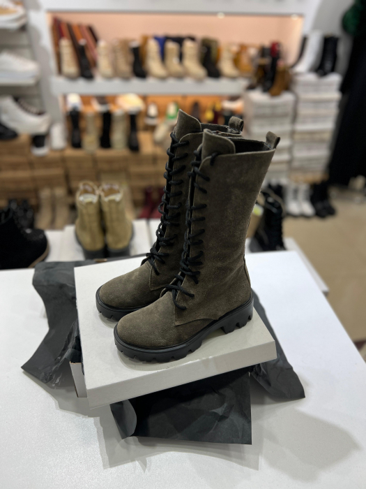 Bocanci cu siret si talpa antiderapanta, din piele intoarsa cafenie. [2]