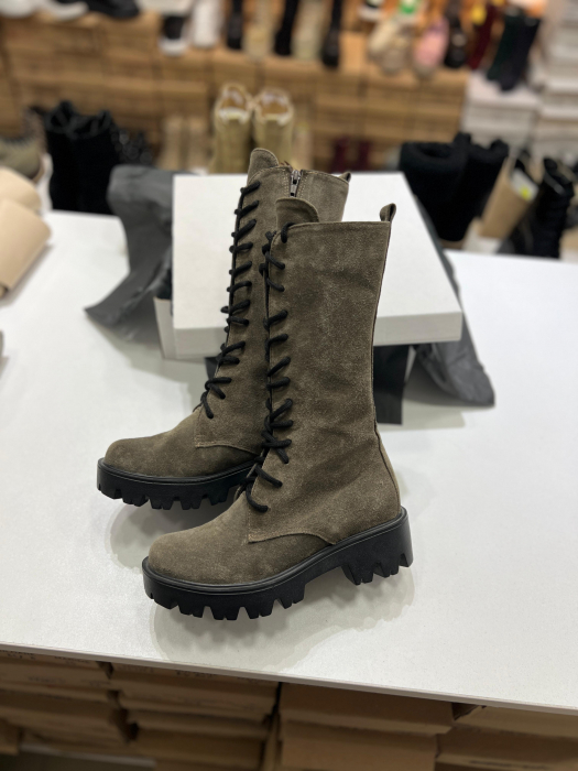 Bocanci cu siret si talpa antiderapanta, din piele intoarsa cafenie. [3]