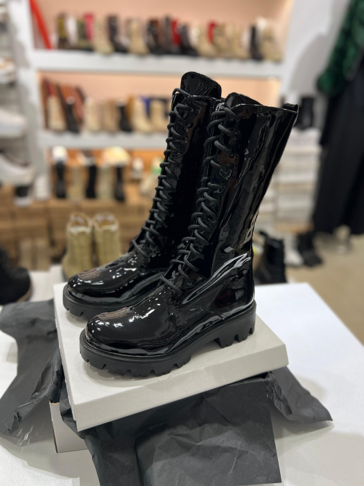 Bocanci cu siret si talpa antiderapanta, din piele lacuita neagra. [1]