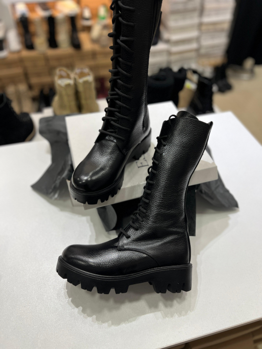 Bocanci cu siret si talpa antiderapanta, din piele naturala neagra bizonata. [2]