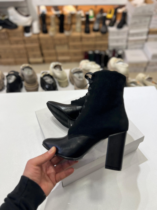 Botine din piele neagra intoarsa si piele neagra box, cu siret din saten si fermoar interior pentru o inchidere rapida. [4]