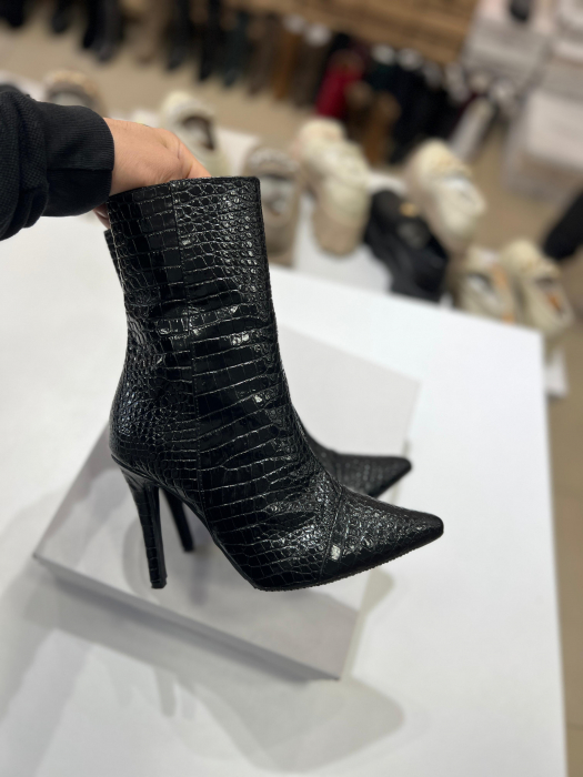 Botine din piele negra, cu toc stiletto. [4]