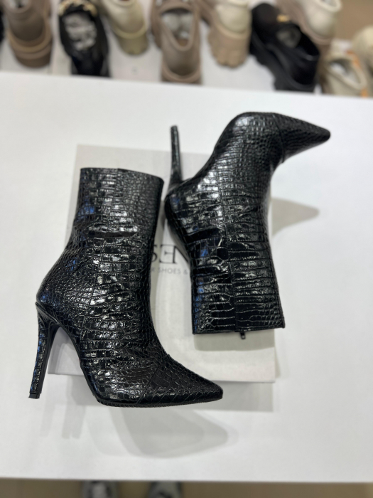 Botine din piele negra, cu toc stiletto. [2]