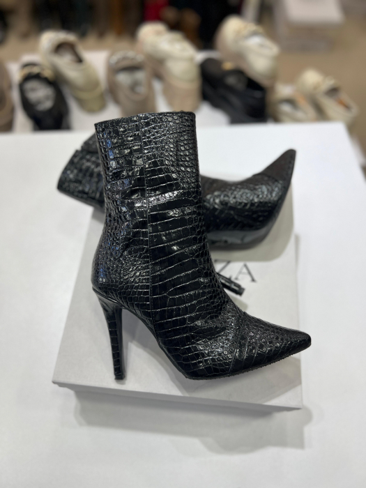 Botine din piele negra, cu toc stiletto. [3]