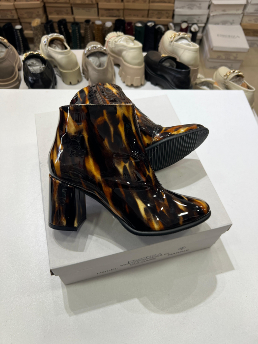 Botine scurte din piele lacuita cu animal print, cu toc de 7 cm gros. [2]