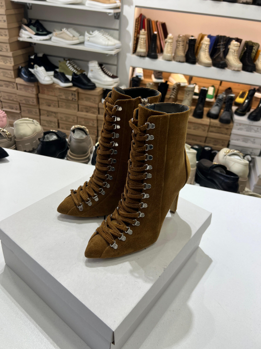 Botine Stiletto cu siret si capse metalice, din piele intoarsa maron deschis. [2]