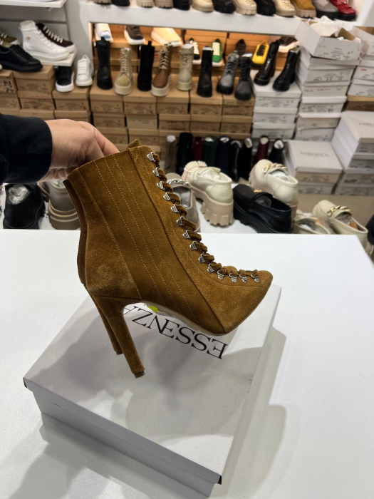 Botine Stiletto cu siret si capse metalice, din piele intoarsa maron deschis. [1]
