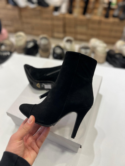Botine Stiletto din piele naturala intoarsa neagra cu toc de 8,5cm. Brantul botinelor este acoperit cu burete pentru un plus de confort. [3]