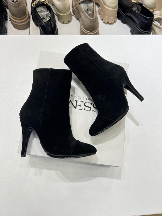 Botine Stiletto din piele naturala intoarsa neagra cu toc de 8,5cm. Brantul botinelor este acoperit cu burete pentru un plus de confort. [2]