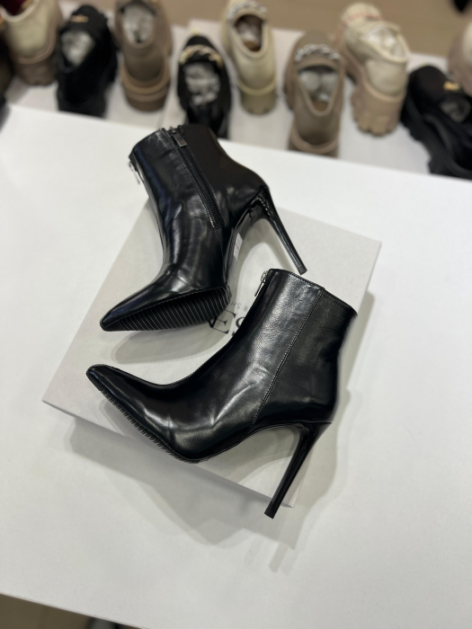 Botine Stiletto din piele neagra, accesorizate cu fermoar metalic [1]