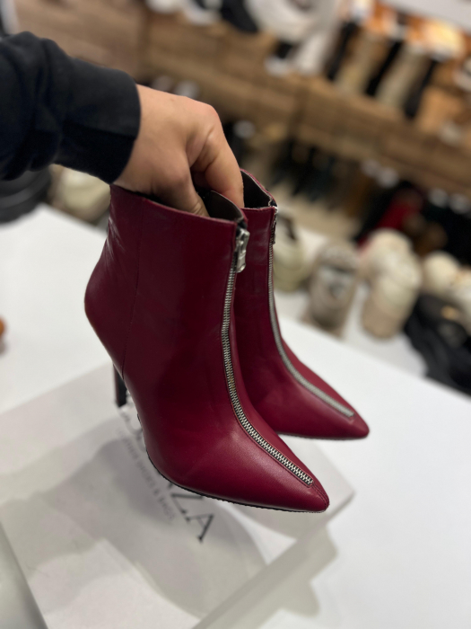 Botine Stiletto din piele rosie, accesorizate cu fermoar metalic. [4]