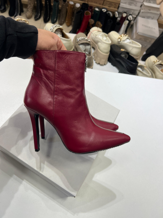 Botine Stiletto din piele rosie, accesorizate cu fermoar metalic. [1]