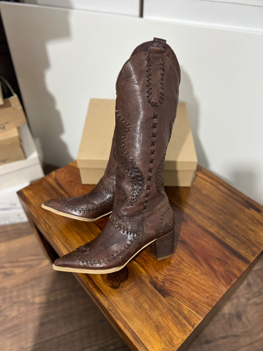 Ciocate  din piele inaturala maron, cu perforatii si cusaturi decorative [1]