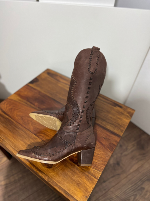 Ciocate  din piele inaturala maron, cu perforatii si cusaturi decorative [2]