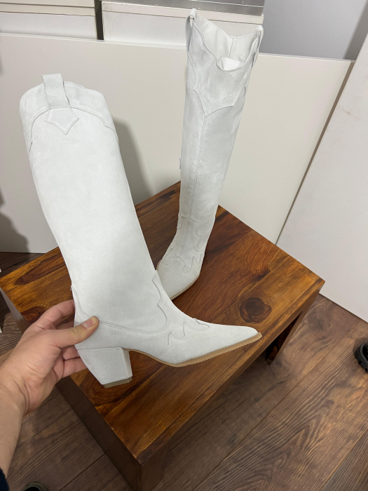 Ciocate lungi,din piele intoarsa alb unt. [1]