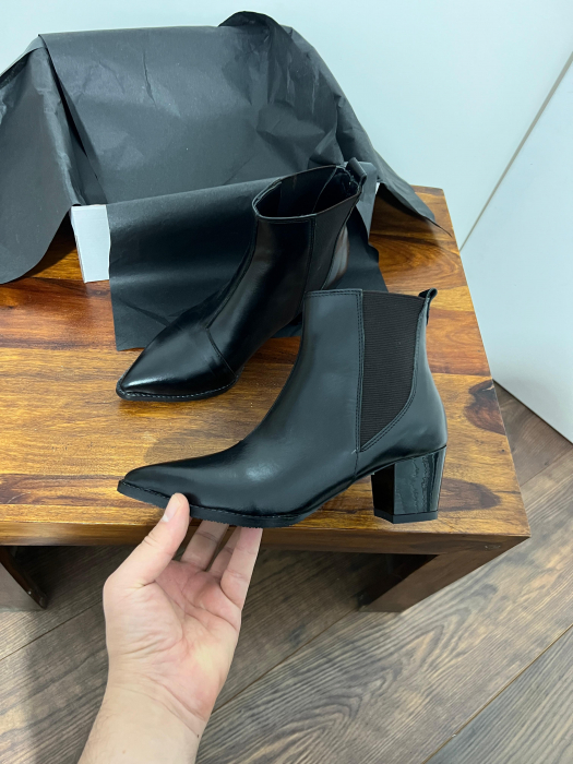 Ciocate scurte cu elastic, din piele naturala neagra. Brantul este acoperit integral cu burete pentru un plus de confort. [3]