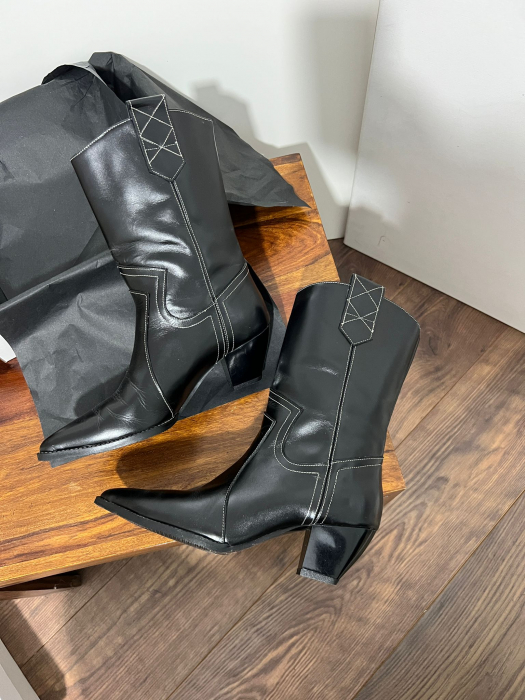 Ciocate tubulare din piele naturala neagra, cusaturi decorative albe, Brantul este acoperit integral cu burete pentru un plus de confort. [4]