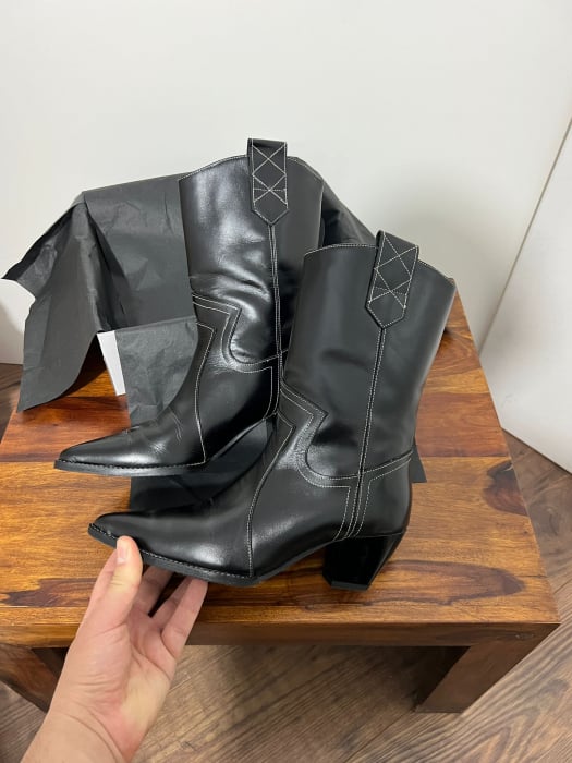 Ciocate tubulare din piele naturala neagra, cusaturi decorative albe, Brantul este acoperit integral cu burete pentru un plus de confort. [2]