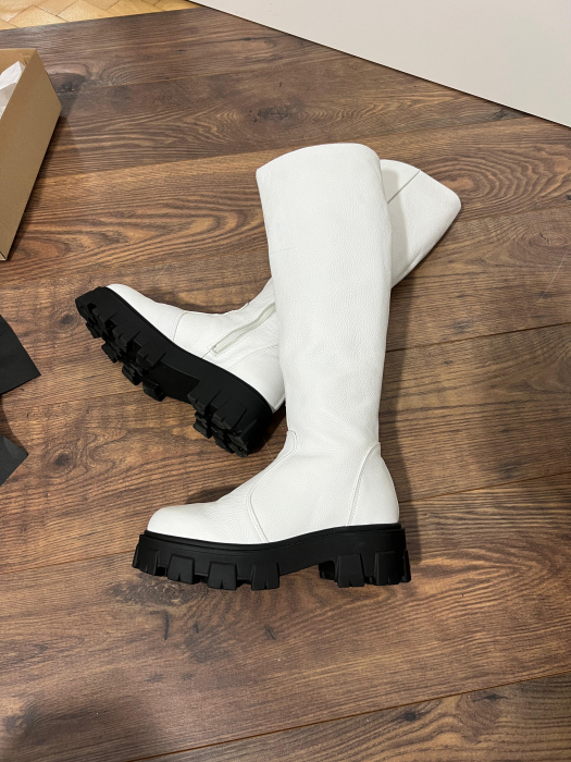 Cizme cu talpa inalta tip bocanc; din piele naturala alba bizonata. [3]