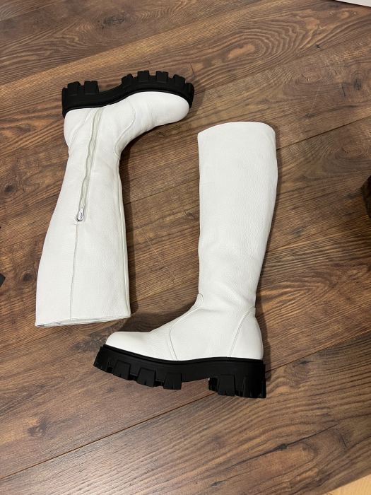 Cizme cu talpa inalta tip bocanc; din piele naturala alba bizonata. [2]