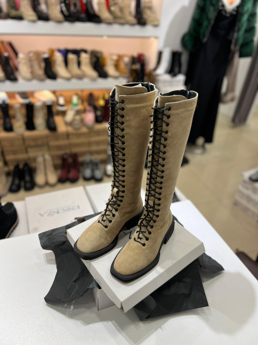 Cizme cu talpa moderna, antiderapanta, cu varf patrat, din piele naturala intoarsa bej nisipiu. Foarte practice si comode, aceste cizme sunt potrivite pentru a fi purtate de-a lungul intregului sezon  [3]