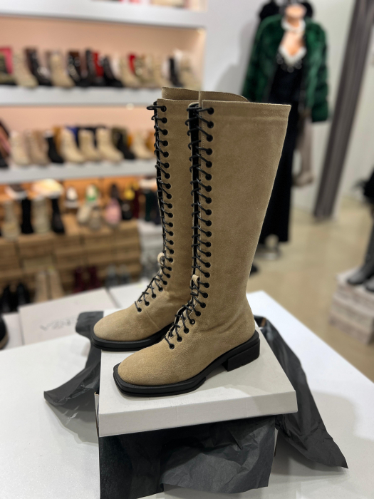 Cizme cu talpa moderna, antiderapanta, cu varf patrat, din piele naturala intoarsa bej nisipiu. Foarte practice si comode, aceste cizme sunt potrivite pentru a fi purtate de-a lungul intregului sezon  [2]