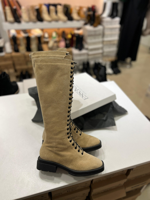 Cizme cu talpa moderna, antiderapanta, cu varf patrat, din piele naturala intoarsa bej nisipiu. Foarte practice si comode, aceste cizme sunt potrivite pentru a fi purtate de-a lungul intregului sezon  [1]