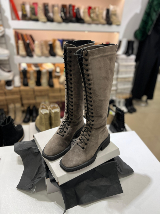 Cizme cu talpa moderna, antiderapanta, cu varf patrat, din piele naturala intoarsa cafenie. Foarte practice si comode, aceste cizme sunt potrivite pentru a fi purtate de-a lungul intregului sezon rece [3]