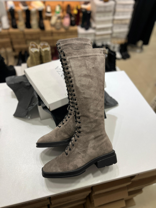 Cizme cu talpa moderna, antiderapanta, cu varf patrat, din piele naturala intoarsa cafenie. Foarte practice si comode, aceste cizme sunt potrivite pentru a fi purtate de-a lungul intregului sezon rece [2]