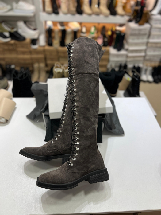 Cizme cu talpa moderna, antiderapanta, cu varf patrat, din piele naturala intoarsa cafenie si  capse argintii. Foarte practice si comode, aceste cizme sunt potrivite pentru a fi purtate de-a lungul in [3]