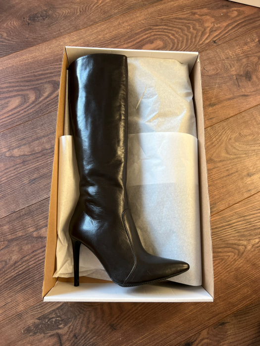 Cizme cu varf ascutit, din piele maron inchis . Barntul este acoperit integral cu burete, adaugand un plus de confort [1]