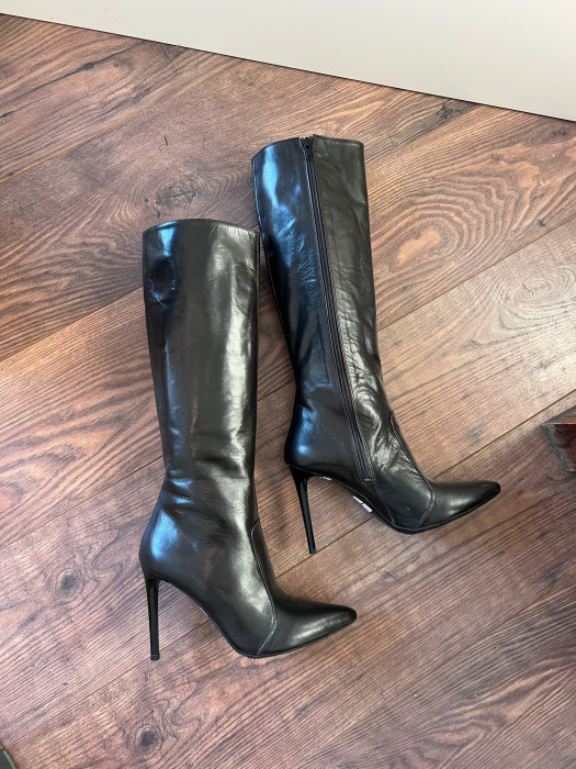 Cizme cu varf ascutit, din piele maron inchis . Barntul este acoperit integral cu burete, adaugand un plus de confort [3]