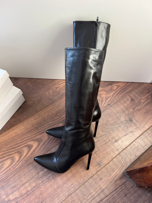 Cizme cu varf ascutit, din piele maron inchis . Barntul este acoperit integral cu burete, adaugand un plus de confort [4]