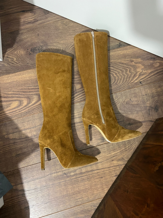 Cizme cu varf ascutit, din piele natCizme cu varf ascutit, din piele naturala intoarsa maron roscat. Barntul este acoperit integral cu burete, adaugand un plus de conforturala intoarsa maron roscat. B [1]