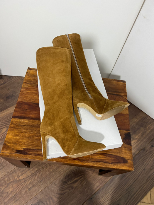 Cizme cu varf ascutit, din piele natCizme cu varf ascutit, din piele naturala intoarsa maron roscat. Barntul este acoperit integral cu burete, adaugand un plus de conforturala intoarsa maron roscat. B [4]